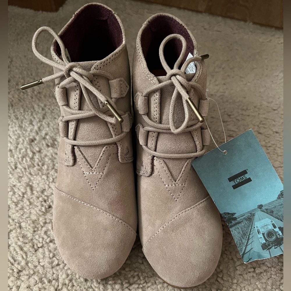 NWT Toms Kala Desert Wedge Taupe Suede Bootie - US 7